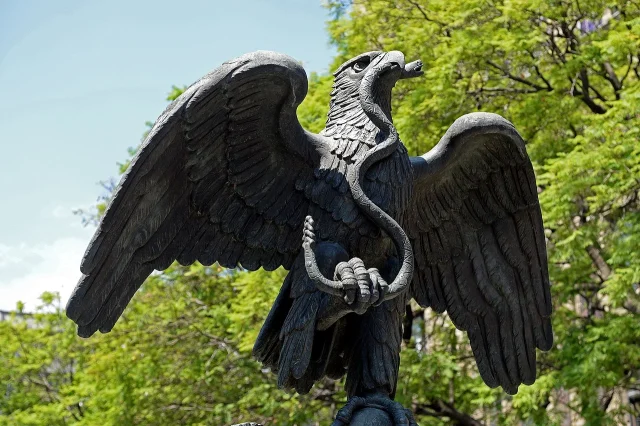 Estatua de un águila devorando a una serpiente an la plaza de la fundación del zocalo de la Ciudad de México.