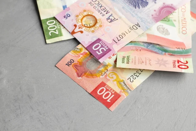 Imagen de billetes mexicanos de 200, 100, 50 y 20 pesos de Derecho fiscal.