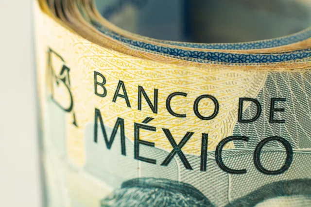 Fajo de billetes de 1000 pesos mexicanos en primer plano; Derech fiscal.